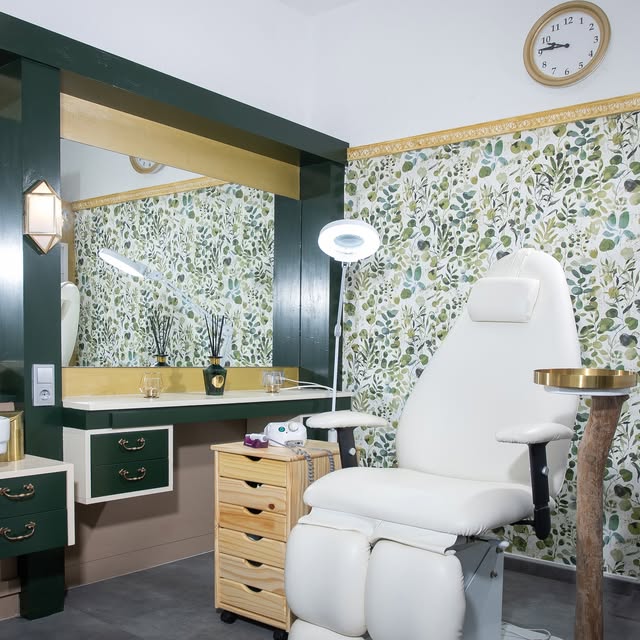 Behandlungsraum im Elysium Cosmetic Studio mit botanischer Tapete und goldgerahmtem Spiegel